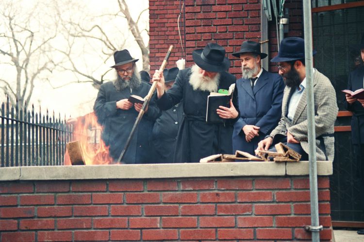 שריפת חמץ אצל הרבי שליט"א מלך המשיח בשנת תשמ"ח | גלריה